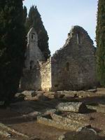 Civaux - Chapelle et vue de la necropole (photo H Crouzat)